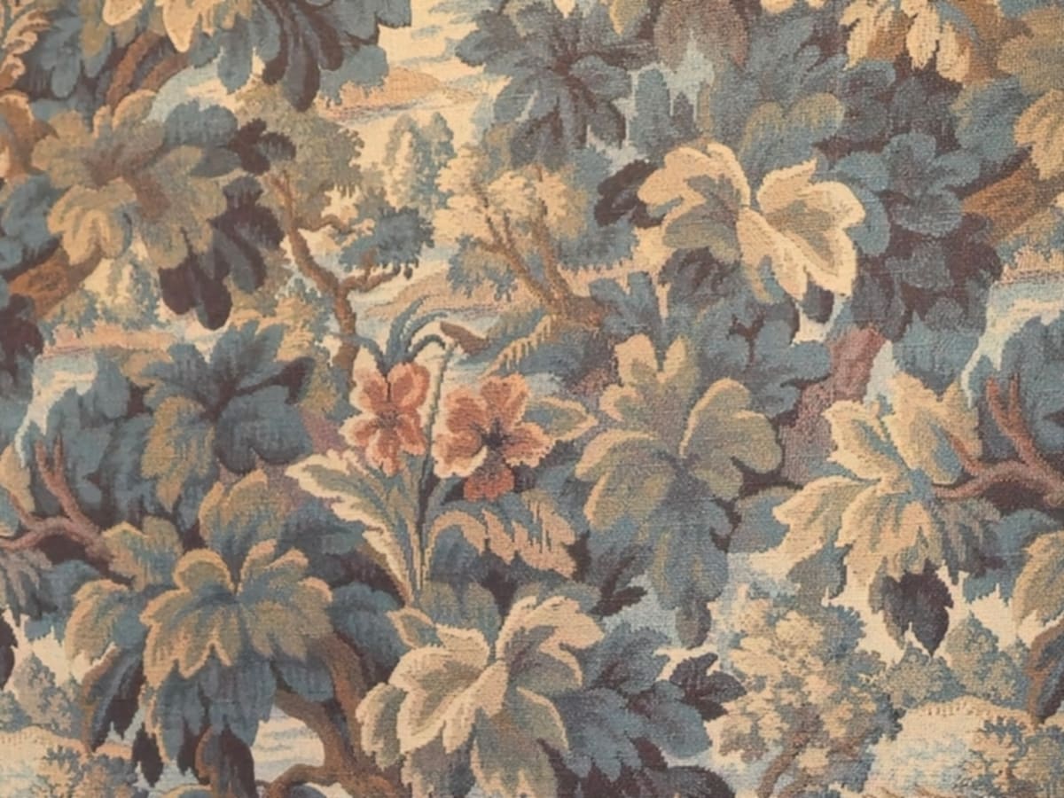 Behang met bladeren en bloemen in blauwgroen en zand, van dichtbij, als paneel in de showroom