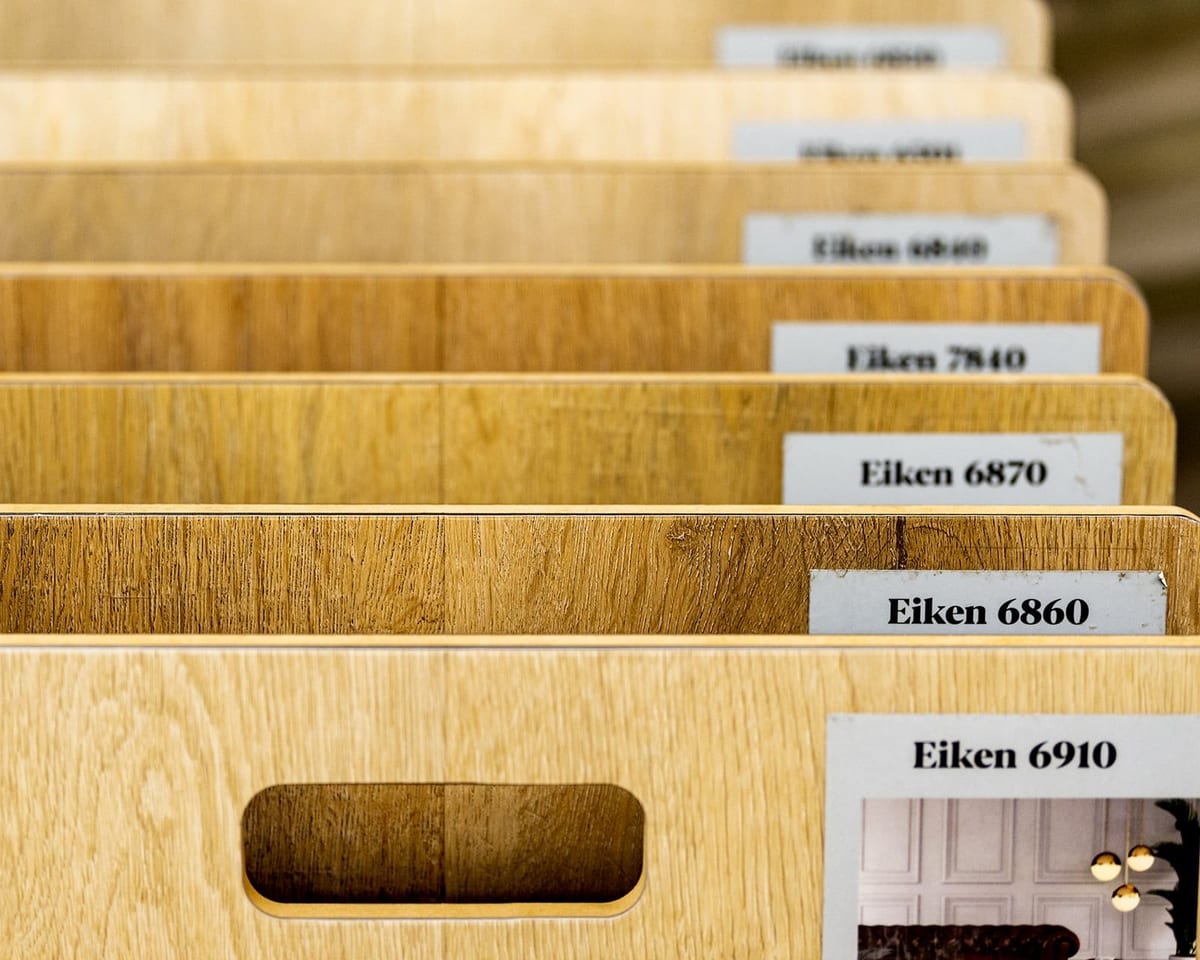 Staalplanken in eikenlook met een naamkaartje per decor