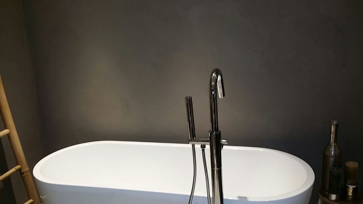 Vrijstaand wit bad met een chromen badkraan voor een donkergrijze wand in Pro Finish Krijtverf