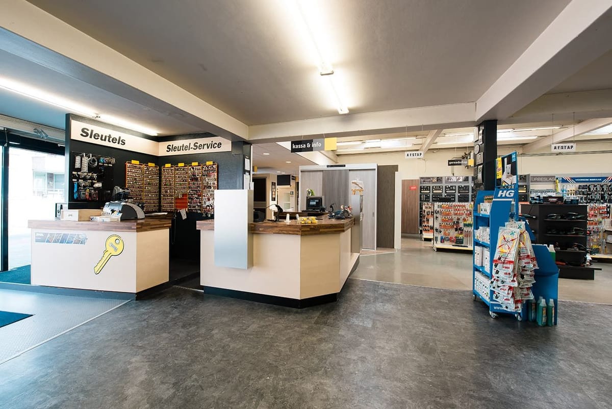 De sleutelbalie in de winkel, met het bord Sleutel-Service erboven