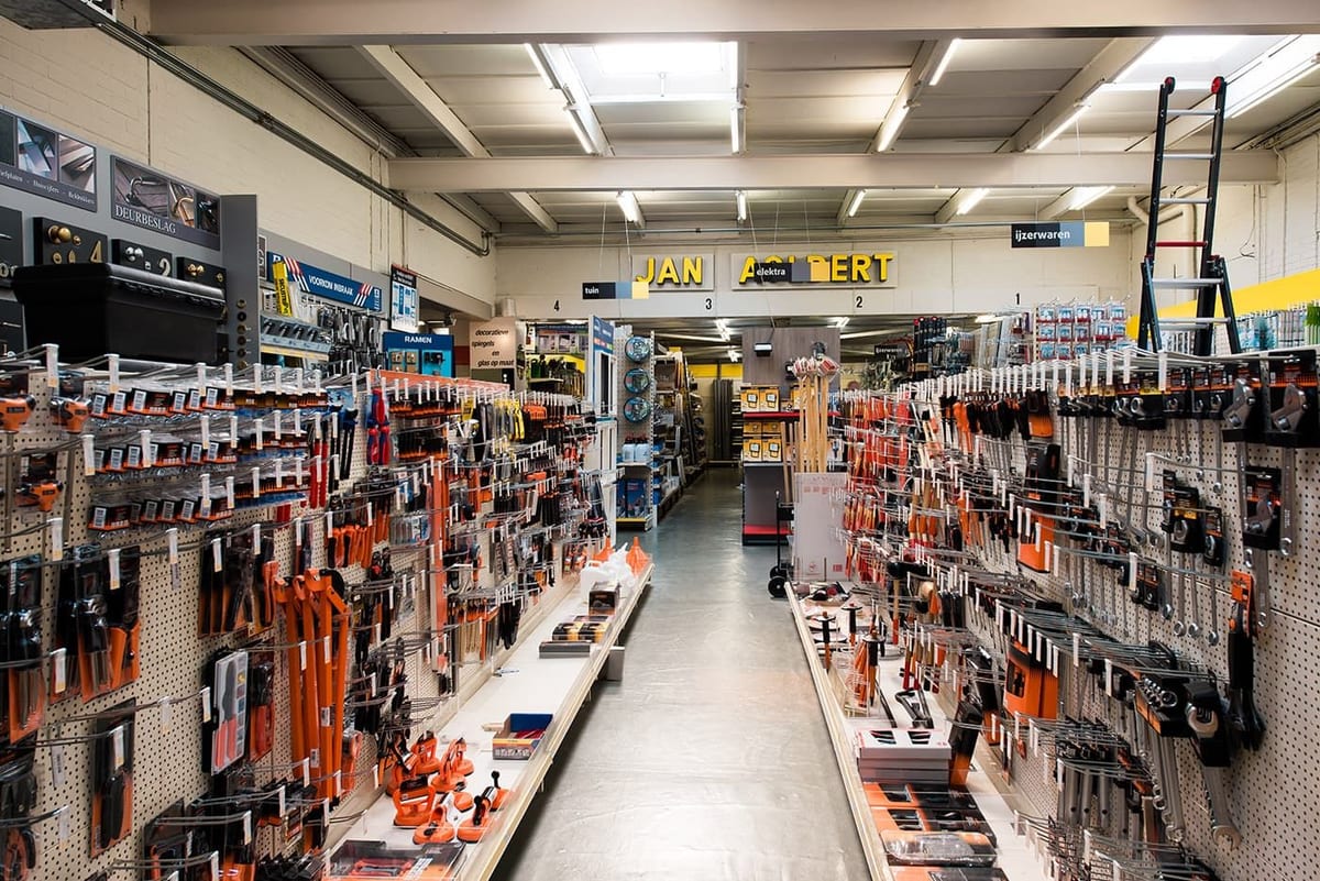 De hoofdgang van de winkel met links en rechts wanden vol gereedschap en ijzerwaren